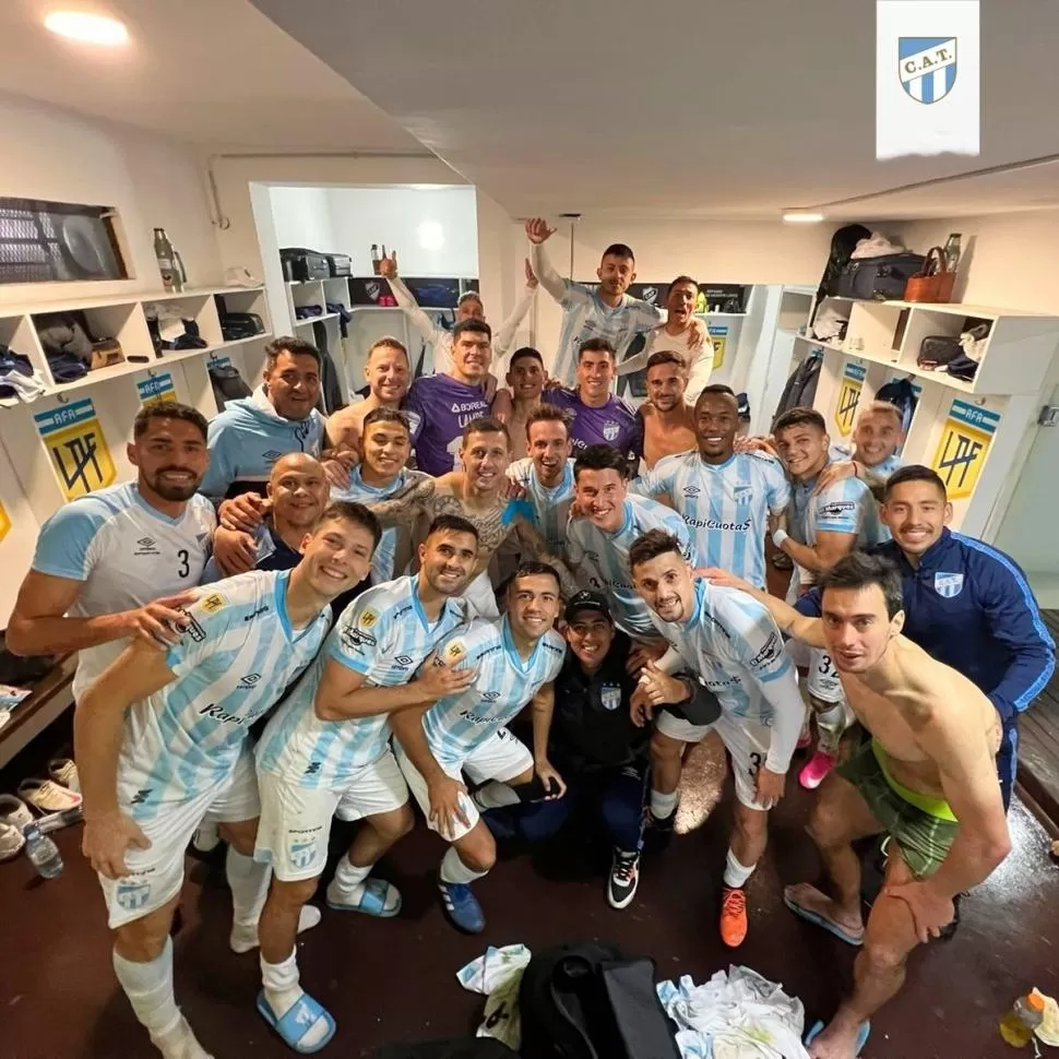 FESTEJO. Los jugadores y auxiliares de Atlético en el vestuario.  FOTO DE MatÍas Napoli Escalero (especial para la Gaceta)