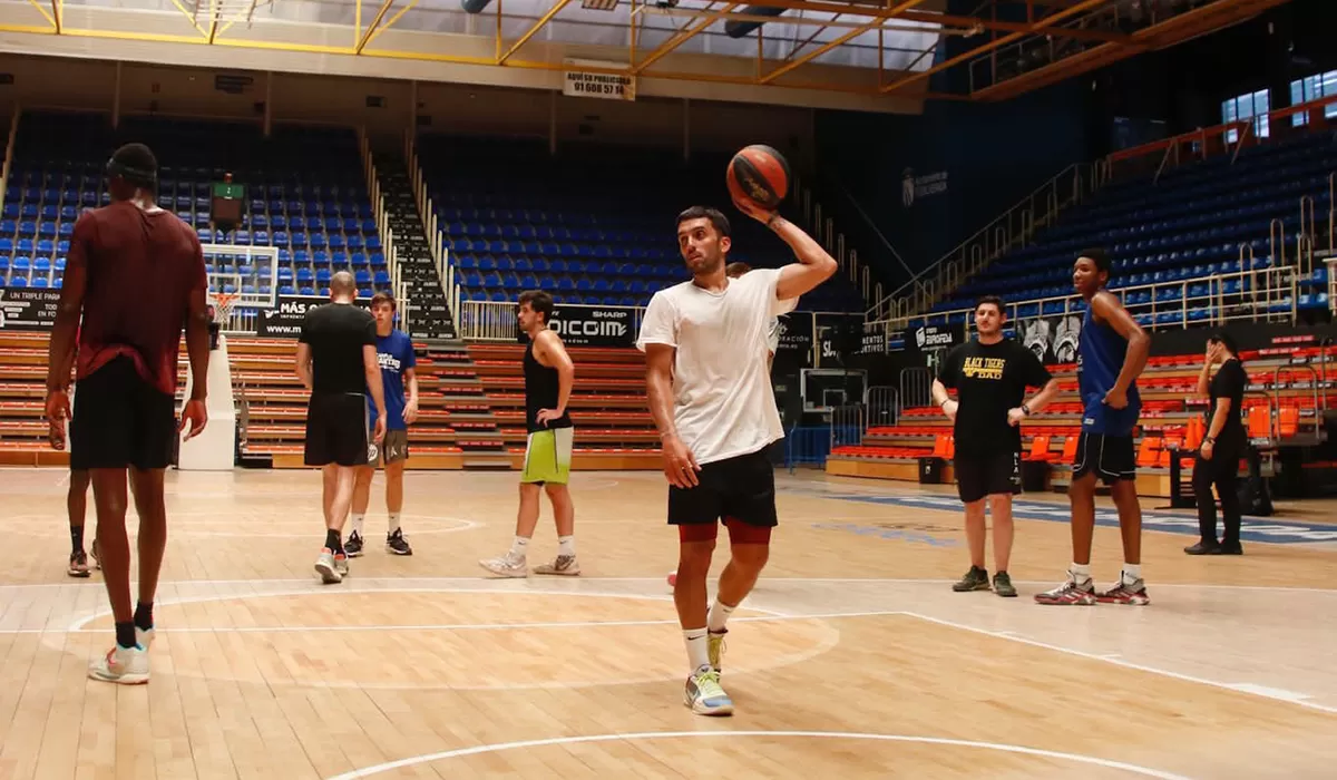 PREPARATIVOS. Campazzo entrena en Denver con la cabeza puesta en la Selección.