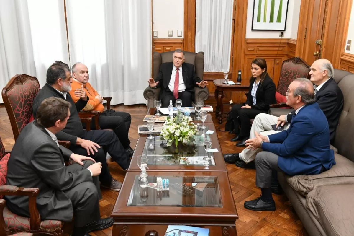 EN CASA DE GOBIERNO. Jaldo recibió a los representantes de establecimientos parroquiales. Foto de Prensa Comunicación