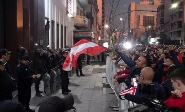 La pelota no se mancha y también avisa