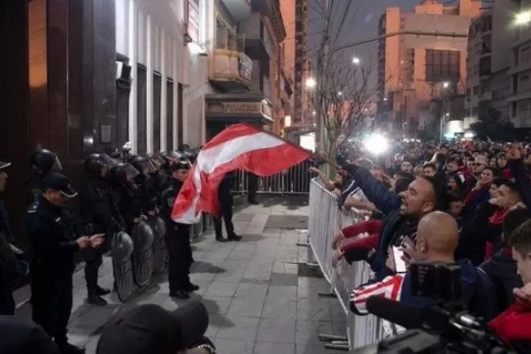 La pelota no se mancha y también avisa