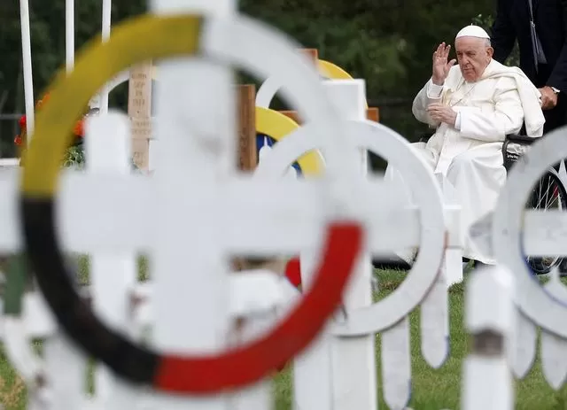  COINCIDENCIAS. Varios autos resultaron dañados por las balas; los tiroteos, en Langley; ocurrieron pocas horas antes de la visita del Papa a un cementerio de la provincia de Alberta.  reuters