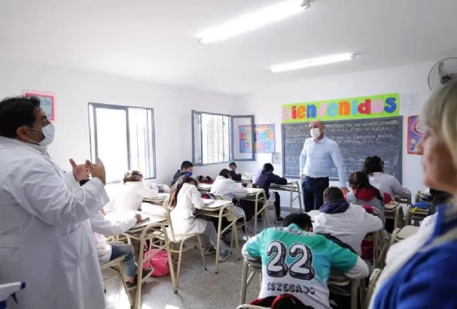 Lichtmajer dialoga con un docente y los alumnos, en Arcadia. 