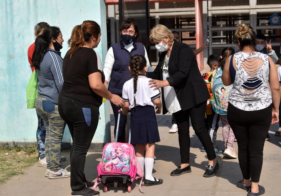 ENTRADA. En el ingreso a la escuela, la maestra de tercer grado controló la temperatura de los alumnos mientras los recibía con alegría. 