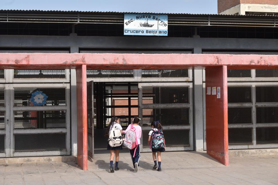 PRIMERAS EN LLEGAR. Cuando apenas había sólo una maestra presente, las tres niñas llegaron a la escuela con apuro por retomar las clases.