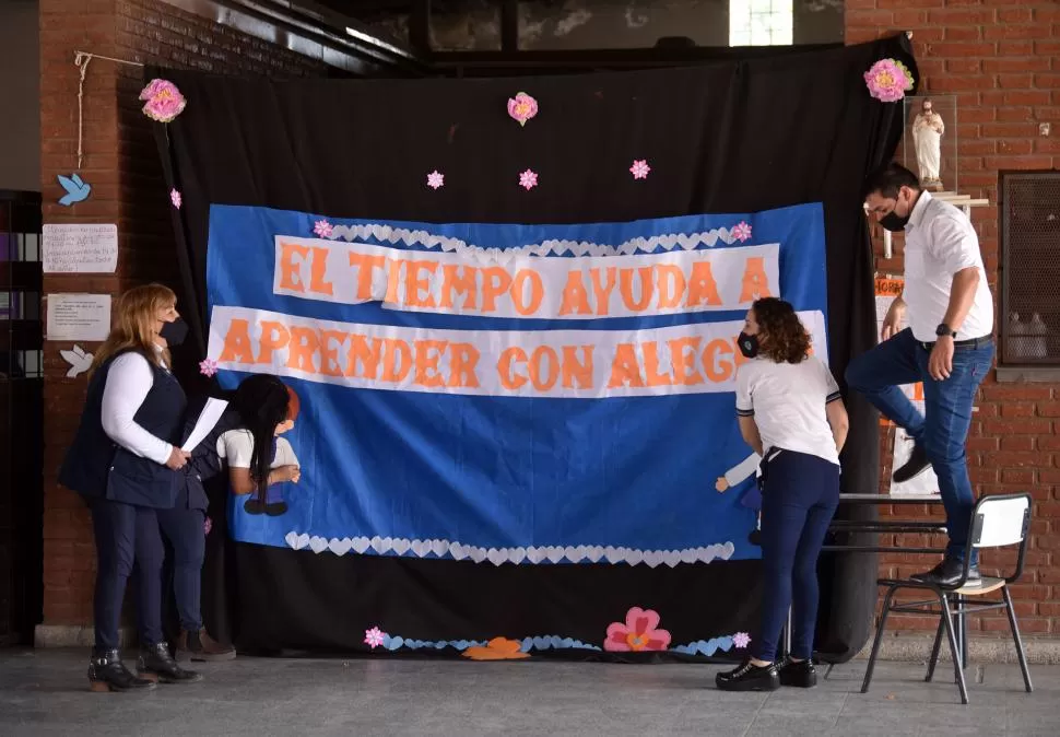 ESLOGAN. En la escuela Nueva Barrio Crucero Belgrano eligieron la frase “El tiempo ayuda a aprender con alegría” para el reinicio de las clases. la gaceta / fotos de inés quinteros orio