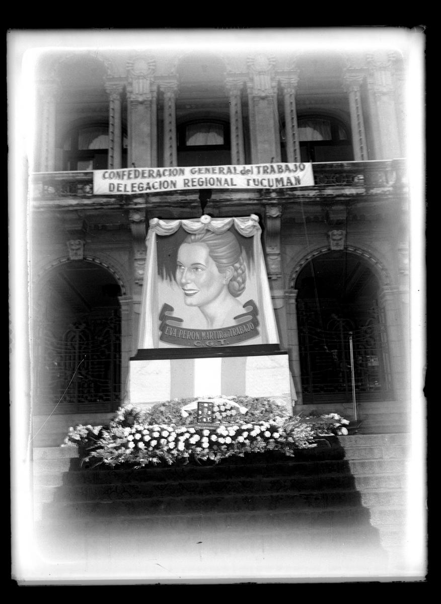 COMO UN ALTAR. Esta imagen se mantuvo durante varios días en las escalinatas de la Casa de Gobierno.