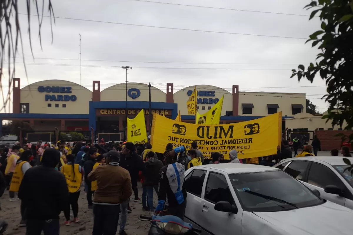 TENSIÓN FRENTE A UN SUPERMERCADO. Militantes piqueteros exigen alimentos para comedores. Foto de LA GACETA / Osvaldo Ripoll