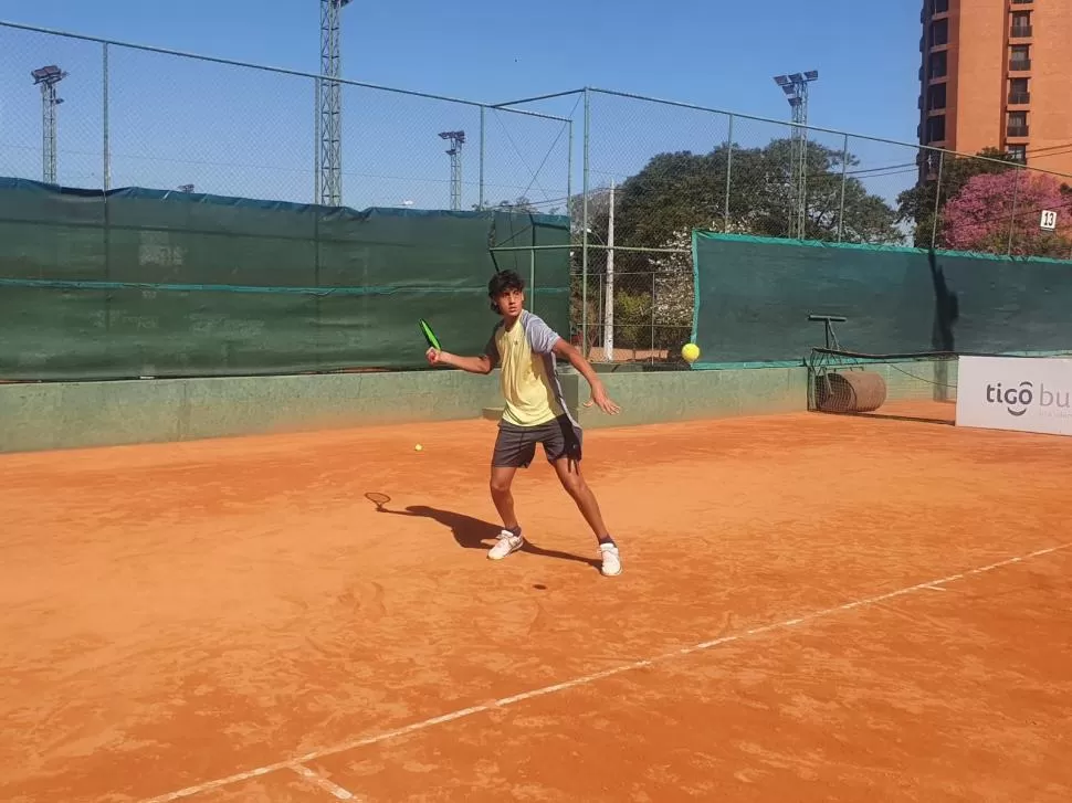 BANDERA TUCUMANA. “Machi” jugará hoy la segunda ronda del ITF J5 que en la ciudad paraguaya de Lambaré. Zeitune luego defenderá los colores nacionales. Fotos gentileza Máximo Xeitune - Herardo Irachet - @gussosport