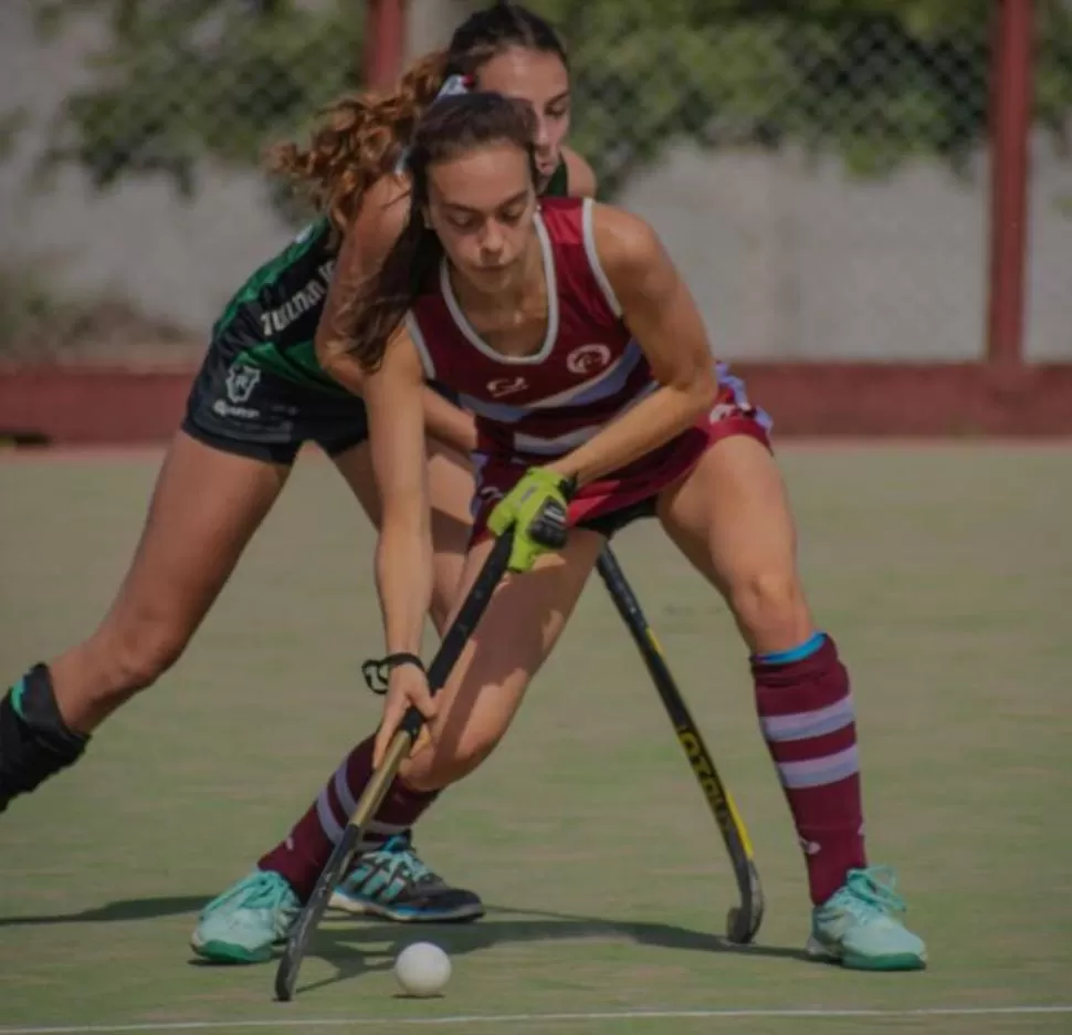 EN LA CANCHA. Jazmín García tiene 18 años y es jugadora de la división Celeste de la Primera del Jockey Club.  