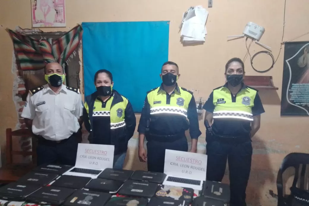 NETBOOKS RECUPERADAS. Los policías encontraron las computadoras en una casa. 