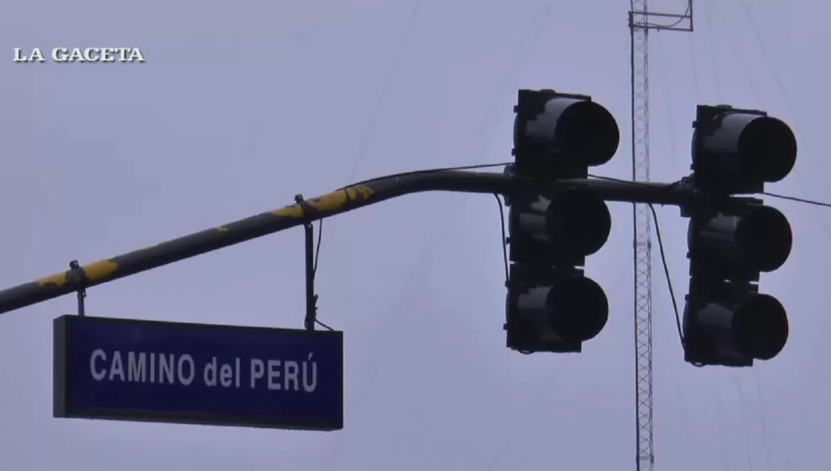 SIN SERVICIO. Los semáforos quedaron sin luz por la falta de suministro eléctrico. Captura de Video