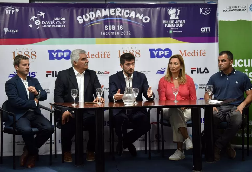 EN DIÁLOGO. Campero, Banegas, Giobellina, Paz y Arquez durante la presentación. 