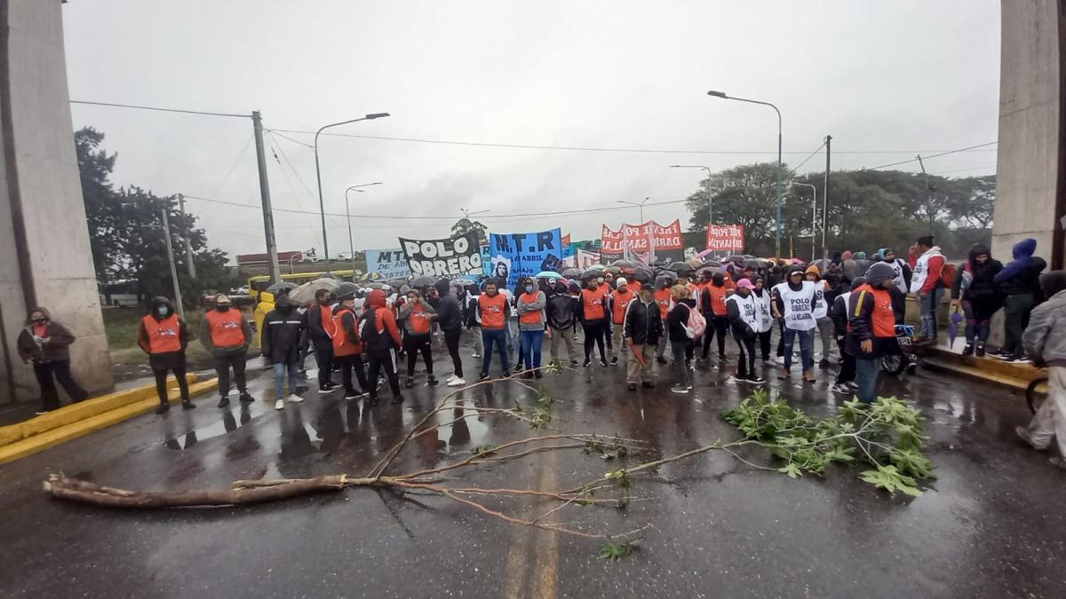 PROTESTA. Organizaciones sociales marchan este jueves en Tucumán. Foto de LA GACETA / Analía Jaramillo