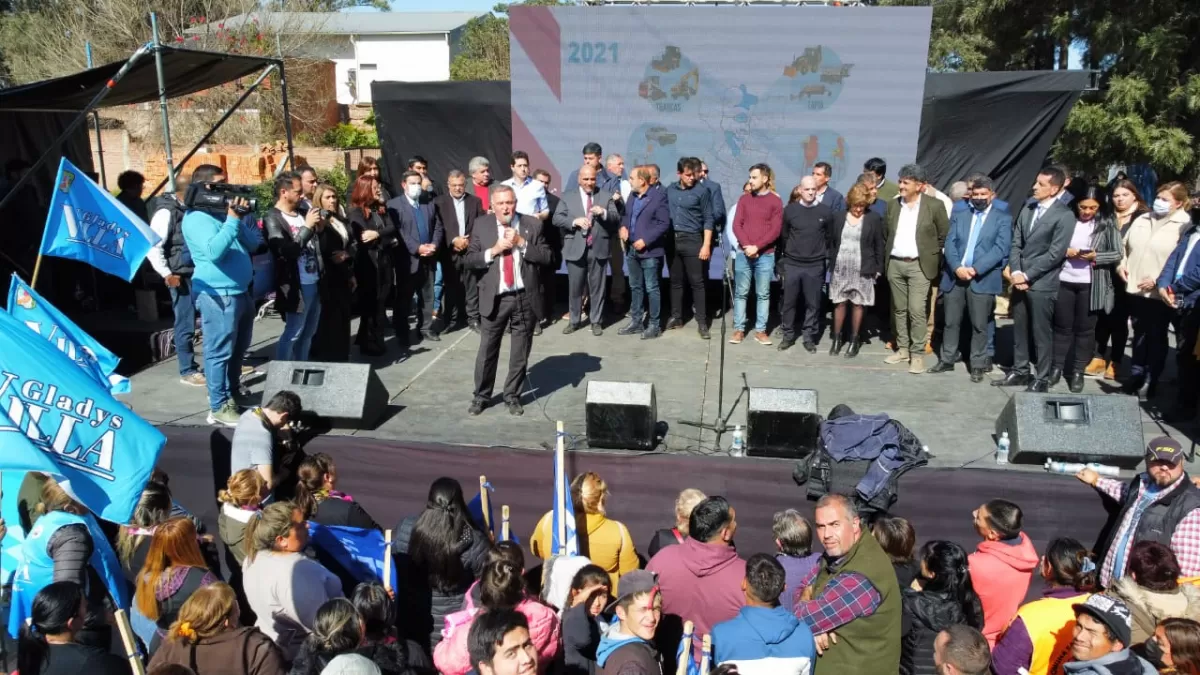 EN BURRUYACU. El gobernador Jaldo brinda un discurso ante los vecinos, junto a funcionarios y dirigentes. Foto de Prensa Gobernación