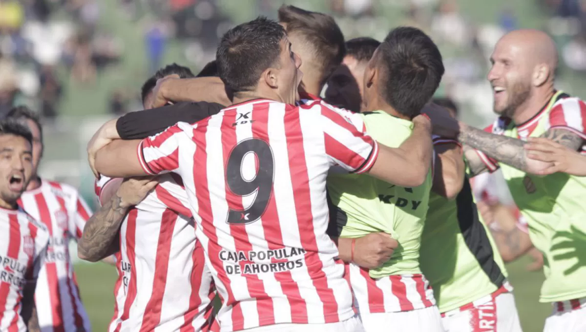 CON TODO. El plantel completo de San Martín explotó para celebrar el gol de Abregú en San Juan.