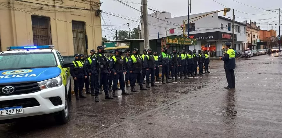 CUSTODIA. Un cuerpo policial estuvo en el supermercado de Famaillá al que se quiso atacar el miércoles. 