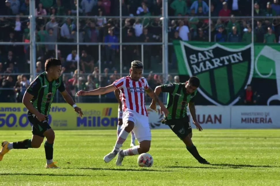 CORRECTO. Como de costumbre, Herrera aportó en la contención. Encontró en Abregú el socio ideal que lo ayudó bien en esa tarea.