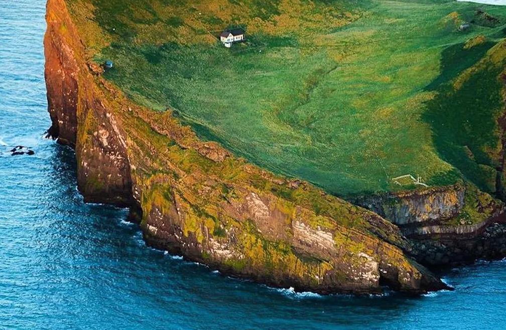 A la casa más aislada del mundo sólo se puede llegar en barco