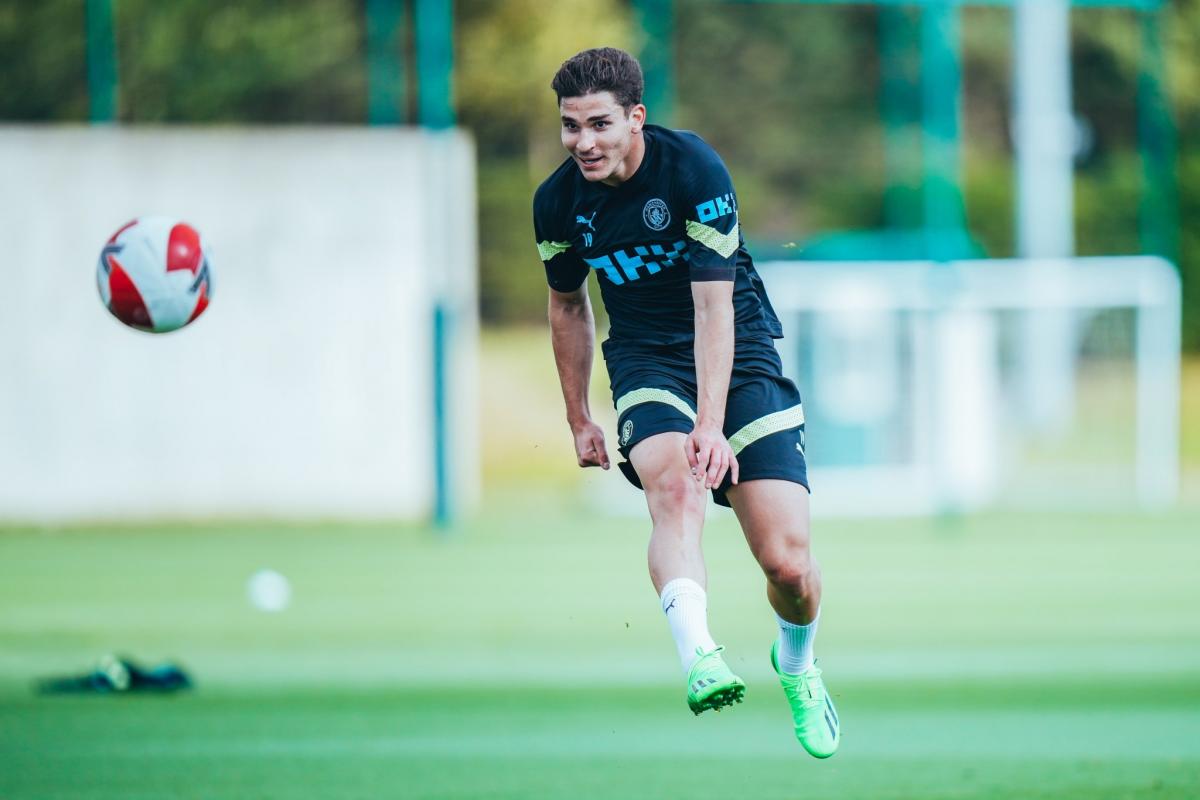 CON LOS COLORES DEL CITY. Julián Álvarez se entrena bajo las órdenes de Pep Guardiola.