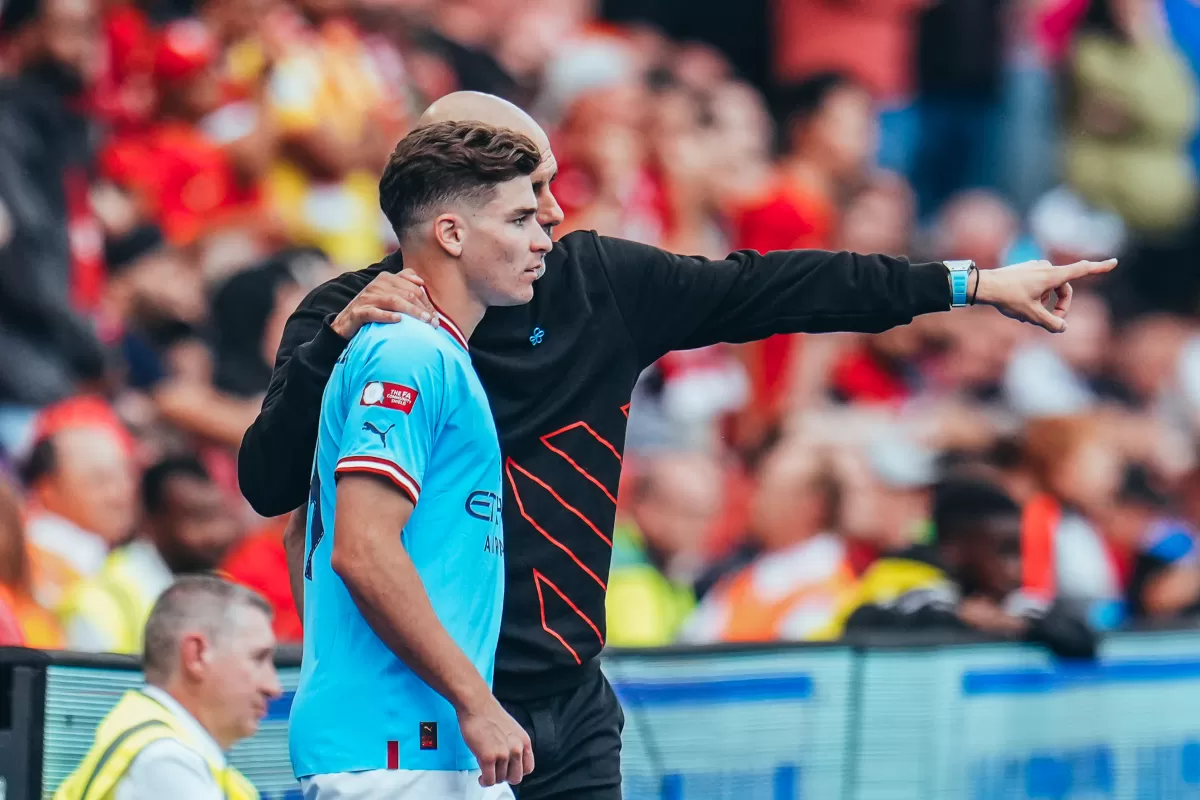 JULIÁN ÁLVAREZ A LA CANCHA. Pep Guardiola puso al argentino en el segundo tiempo, y el ex River anotó un gol. Foto de Prensa M. City