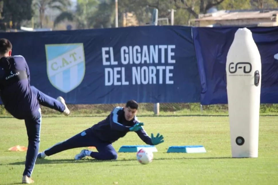 SEGURO. Carlos Lampe es el mejor arquero del campeonato. 