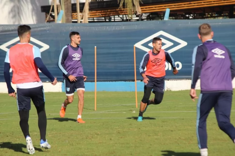 FÚTBOL REDUCIDO. Para afinar la puntería y practicar con intensidad, el entrenador suele disponer sesiones de fútbol en espacios reducidos con arcos pequeños. En la imagen, Bianchi y Thaller van tras la pelota. prensa at / lucho lopez