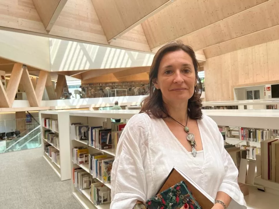 MARAVILLAS DENTRO DE UNA MARAVILLA. Neus Castellano, en la Biblioteca García Márquez: una caja de formas irregulares recubierta de madera y cristal. 