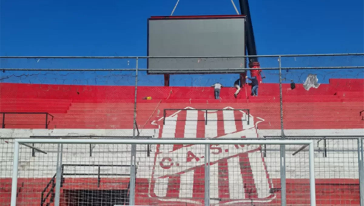 SOBRE RONDEAU. La pantalla gigante fue reubicada en el mismo sector, pero unos metros más alejada de la tribuna.