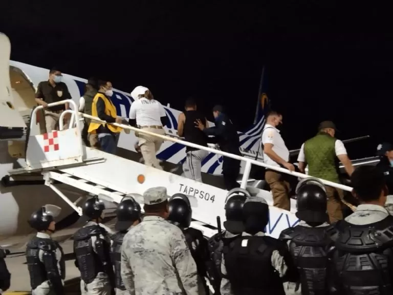 TRASLADO. Los deportados salieron desde el aeropuerto de Tapachula.   