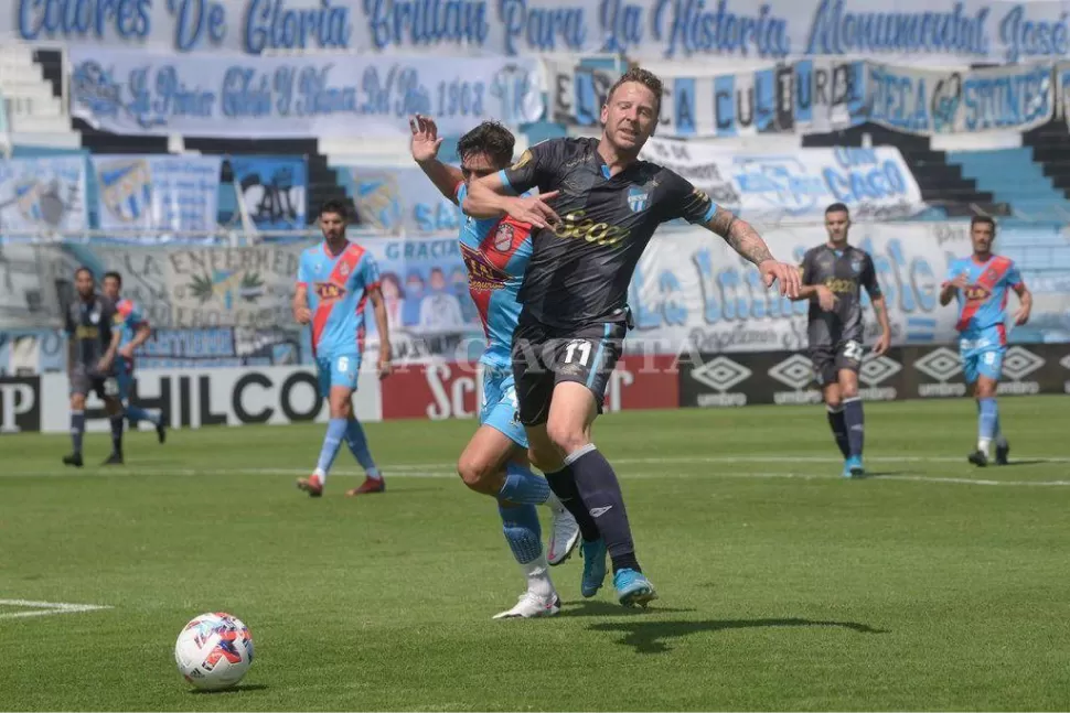 Cristian Menéndez (Atlético Tucumán) en un partido contra Arsenal en 2020.