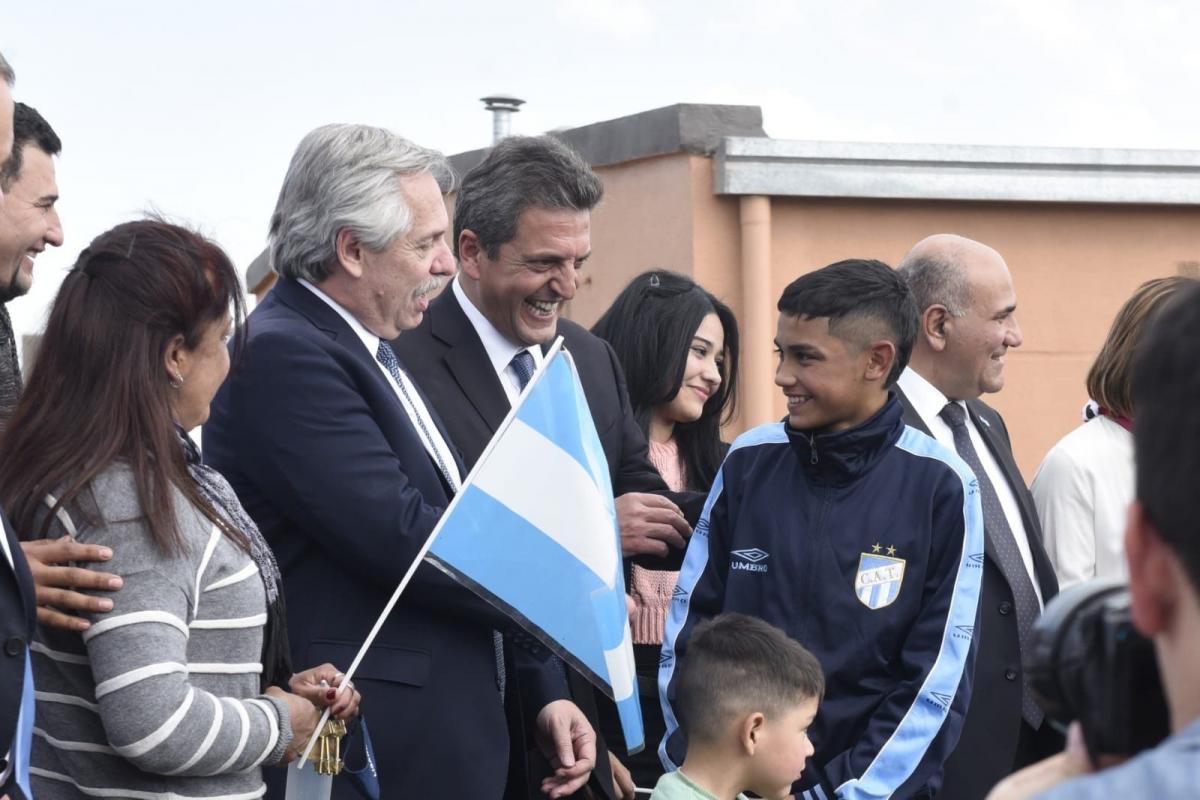 EL 9 DE JULIO, EN TUCUMÁN. Sergio Massa, junto al presidente Alberto Fernández; detrás, el jefe de Gabinete, Juan Manzur. Foto de Twitter @SergioMassa