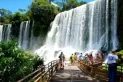 Un turista se cayó desde una baranda de las Cataratas del Iguazú y no lo pueden encontrar