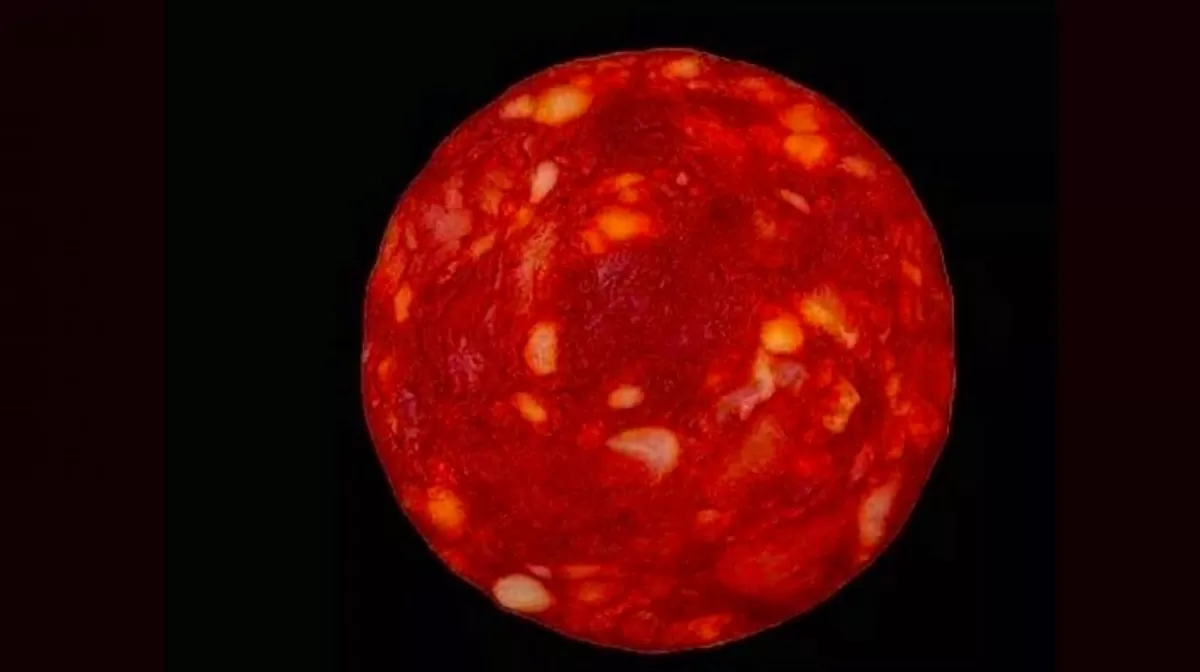Posteó una imagen de una rodaja de chorizo como si fuera una estrella y no lo perdonaron