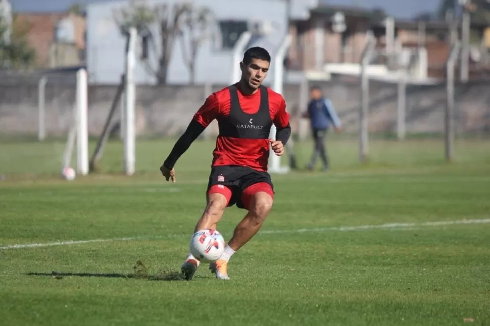 LISTO PARA VOLVER. Tras cumplir con la fecha de suspensión, todo indica que Lopes regresaría al equipo titular. El central aseguró que el “Santo” tiene varios puntos a corregir, pero que no se baja de la lucha. 