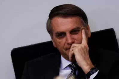 Bolsonaro hace campaña con un desfile militar