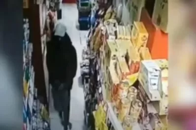 Un ladrón entró a robar a un local en Paraguay, le entregaron pesos argentinos y los rechazó