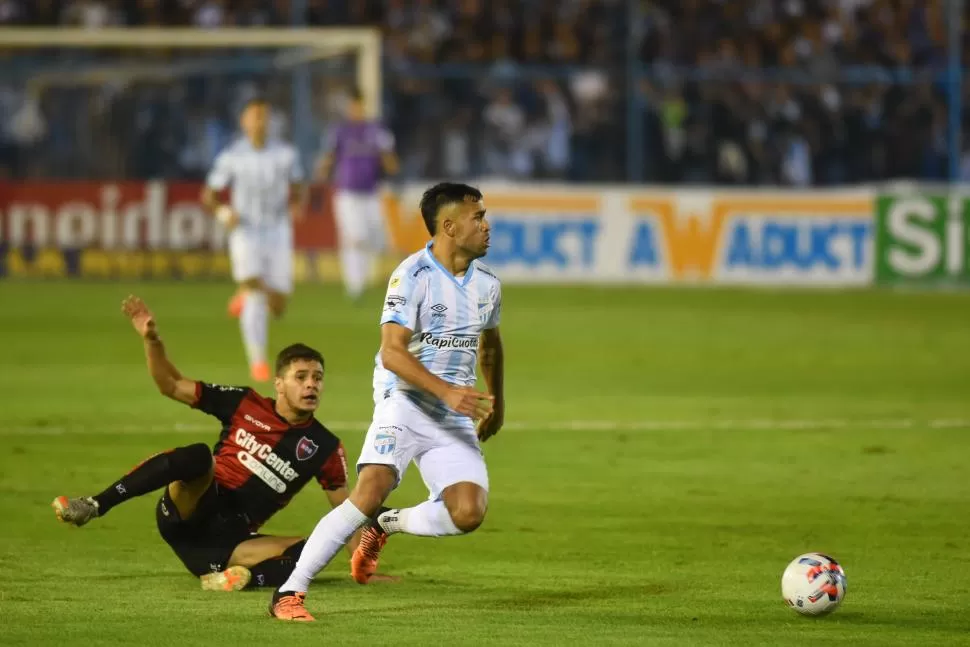 SIEMPRE CUMPLE. En cada partido que pasa, Martín Garay confirma que está pasando por un gran nivel individual. El lateral es clave en el ataque y en la defensa. LA GACETA / FOTO DE DIEGO ÁRAOZ