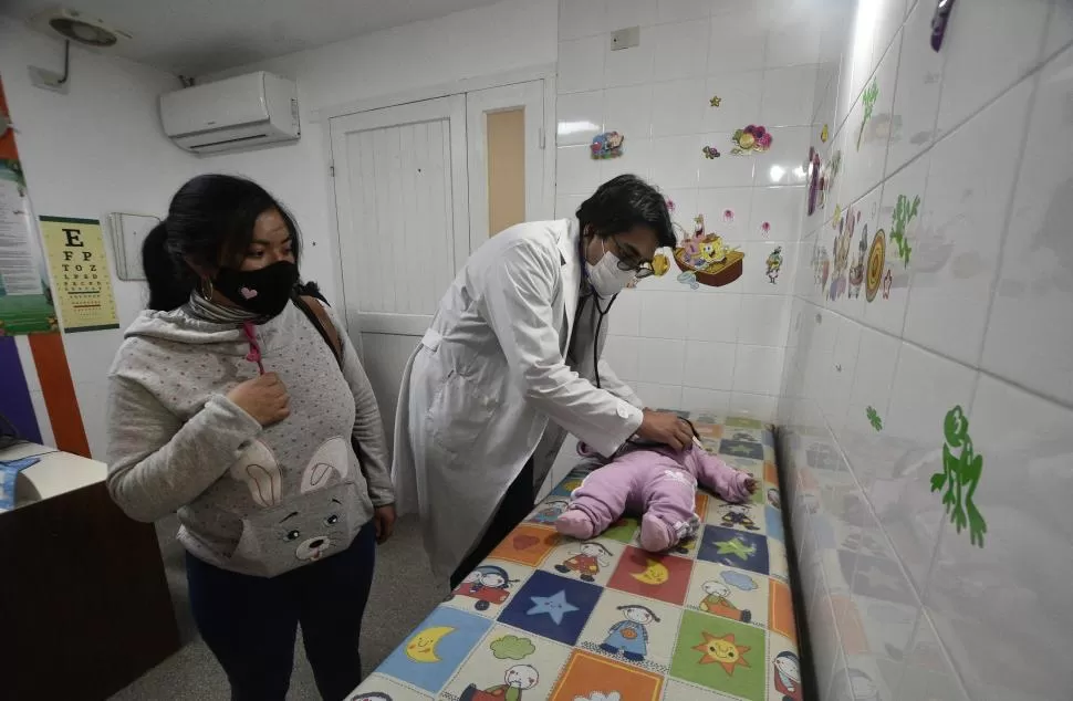 MUCHOS PACIENTES. Un médico revisa a una beba durante la jornada del viernes. Según los especialistas, a veces están desbordados. la gaceta / fotos de Osvaldo Ripoll