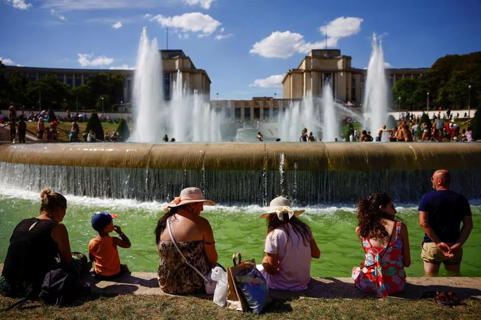 BUSCANDO REFRESCO. Las fuentes se aprovechan bien en París. reuters
