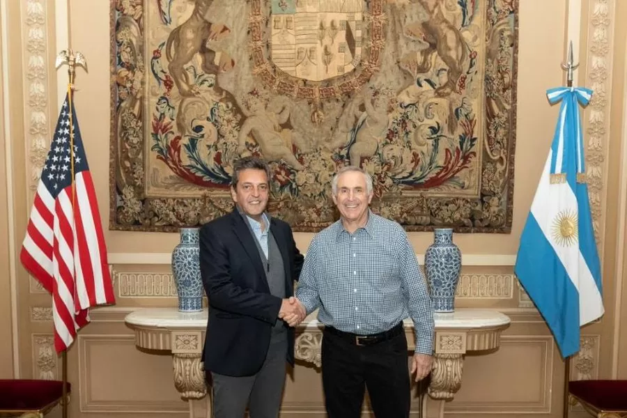 Encuentro distendido entre Sergio Massa y Marc Stanley.