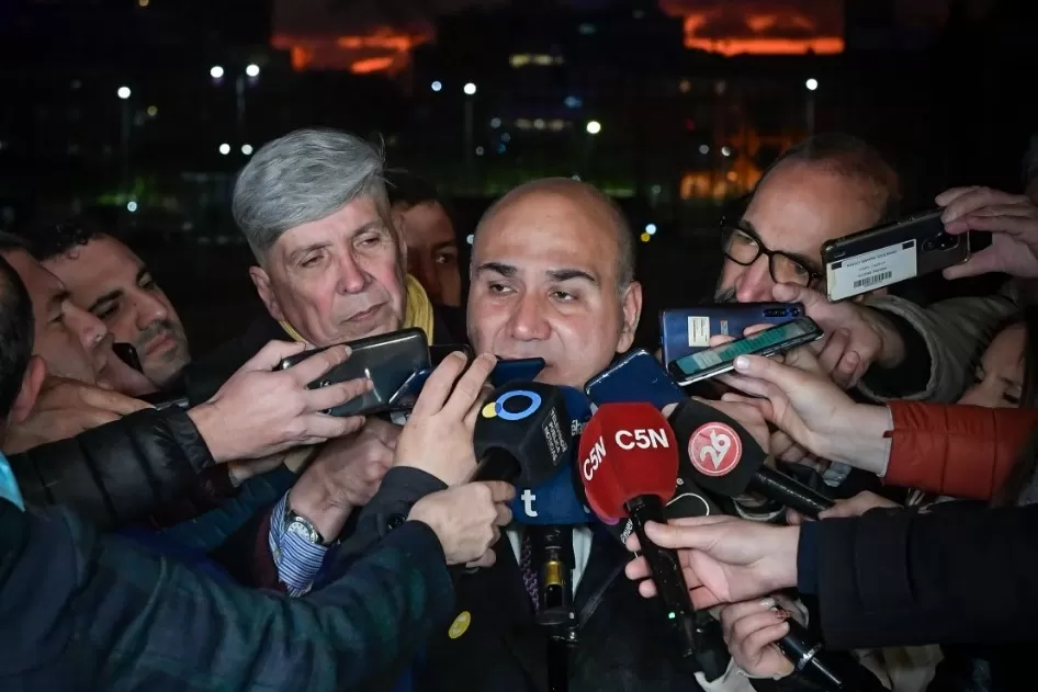 EN RUEDA DE PRENSA. Juan Manzur respaldó los cambios en Energía, poco antes de ingresar a la Casa Rosada. Foto de Twitter @JuanManzurOK