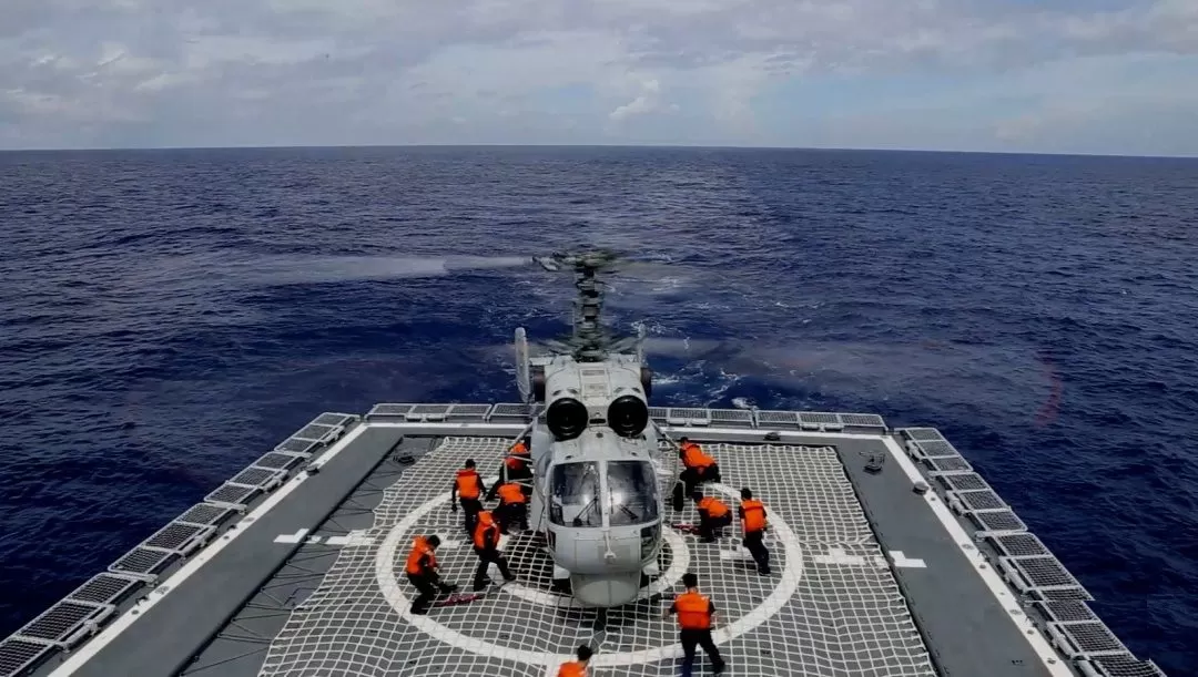 Un helicóptero de la Fuerza Naval bajo el Comando del Teatro del Este del Ejército Popular de Liberación (EPL) de China participa en ejercicios militares