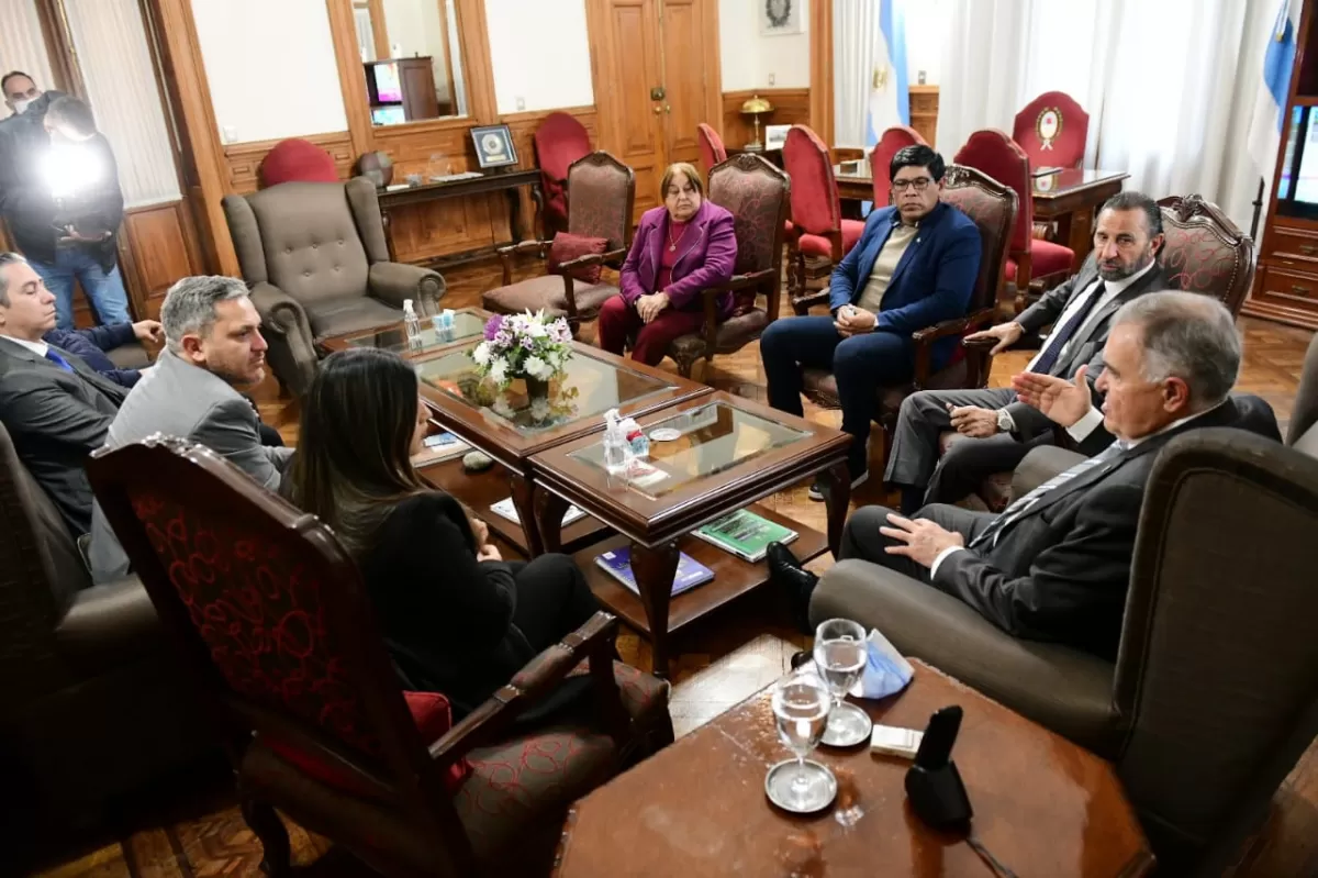 CON EDILES DEL FRENTE DE TODOS. Jaldo recibió a Fernando Juri y a los concejales peronistas de la Capital. Foto de Comunicación Pública