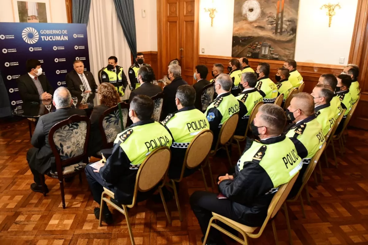 EN CASA DE GOBIERNO. Jaldo recibió al ministro Agüero Gamboa y a la plana mayor de la Policía. Foto de Prensa Gobernación