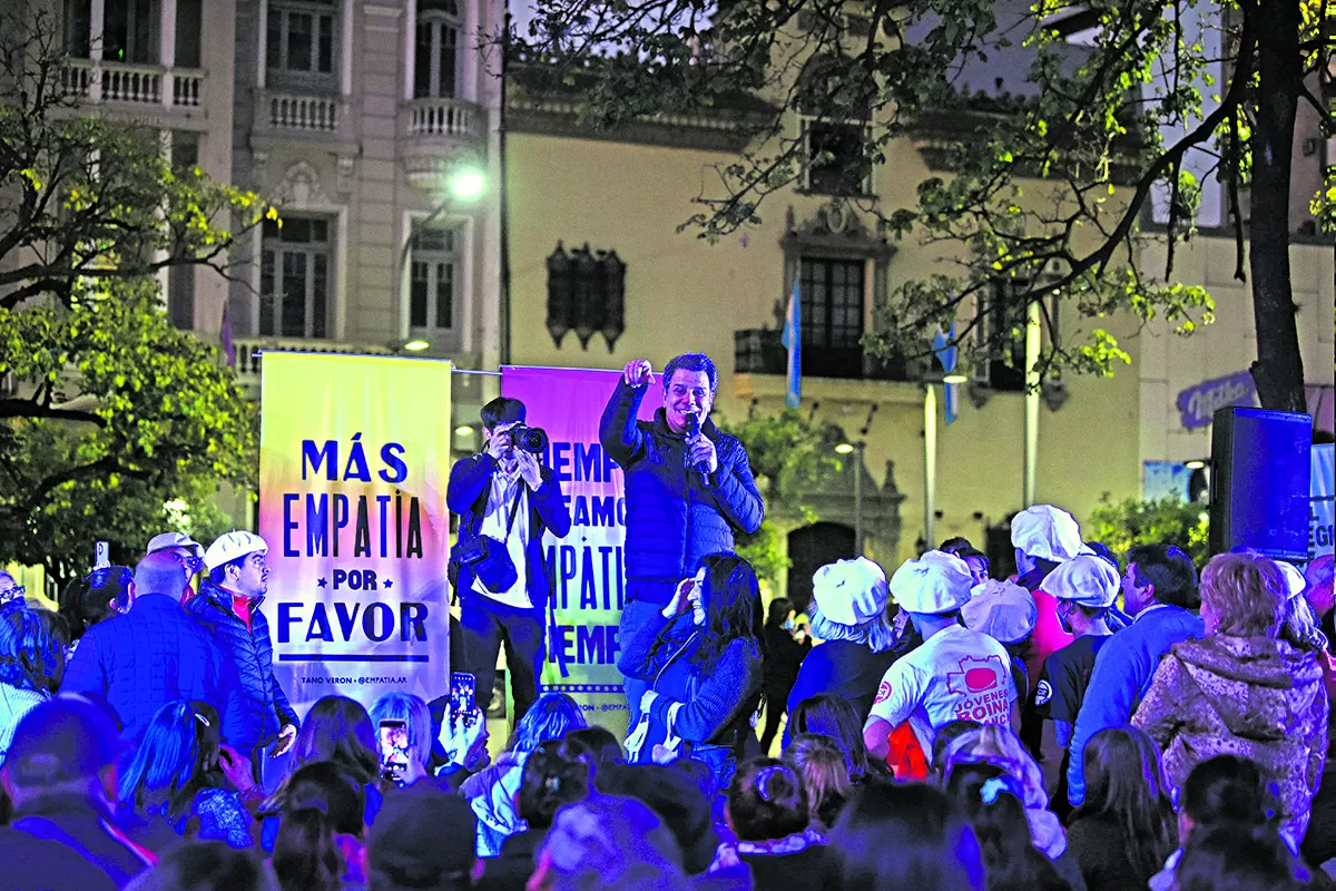 DISCURSEANDO. Manes estuvo ayer en la plaza Independencia