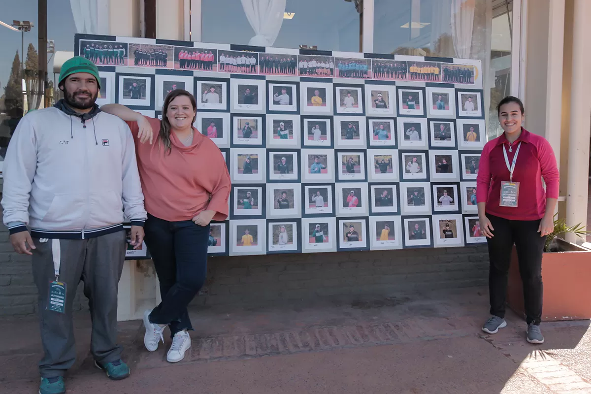 LOS AUTORES. Rasjido, el fotógrafo; Güiraldes, colaboradora de la ATT y Acuña, del área de comunicación de la ATT, armaron el mural que está frente a la cancha uno. 