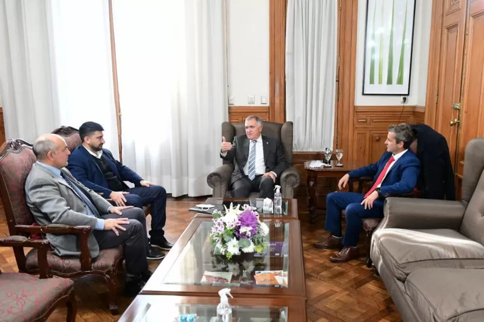 CASA DE GOBIERNO. Alejandro Molinuevo, Sebastián Salazar y Mariano Campero visitaron días atrás a Osvaldo Jaldo. FOTO @osvaldojaldo