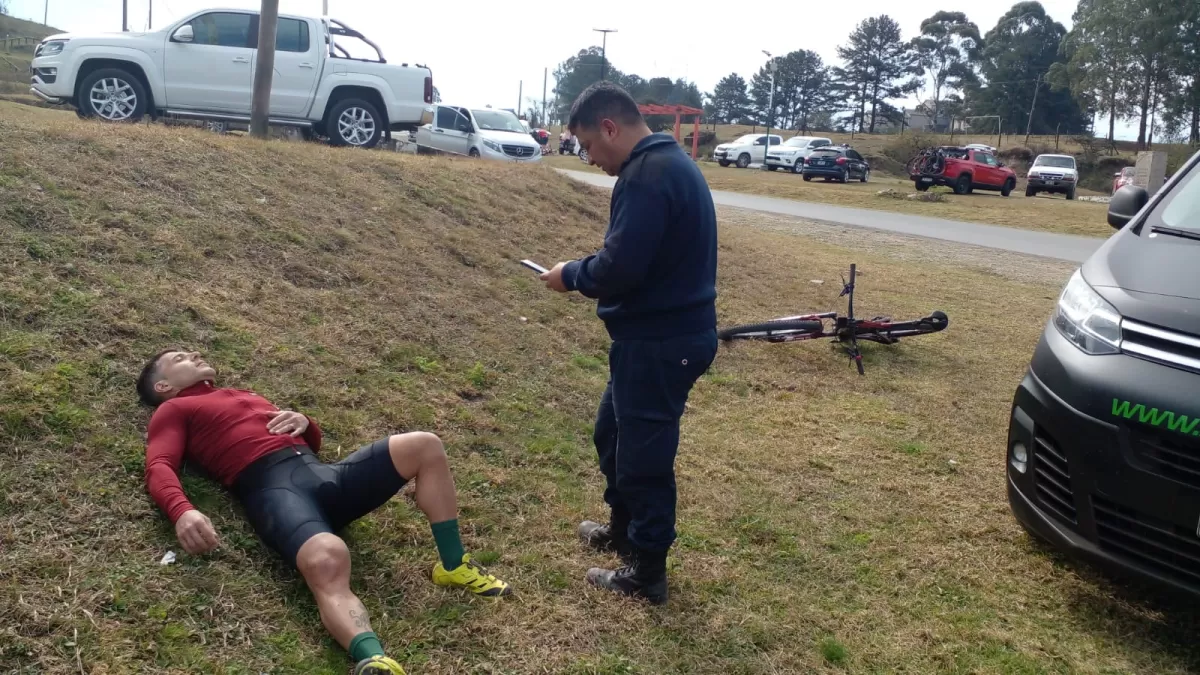 UNO DE LOS CICLISTAS dialoga con un profesional policial. 