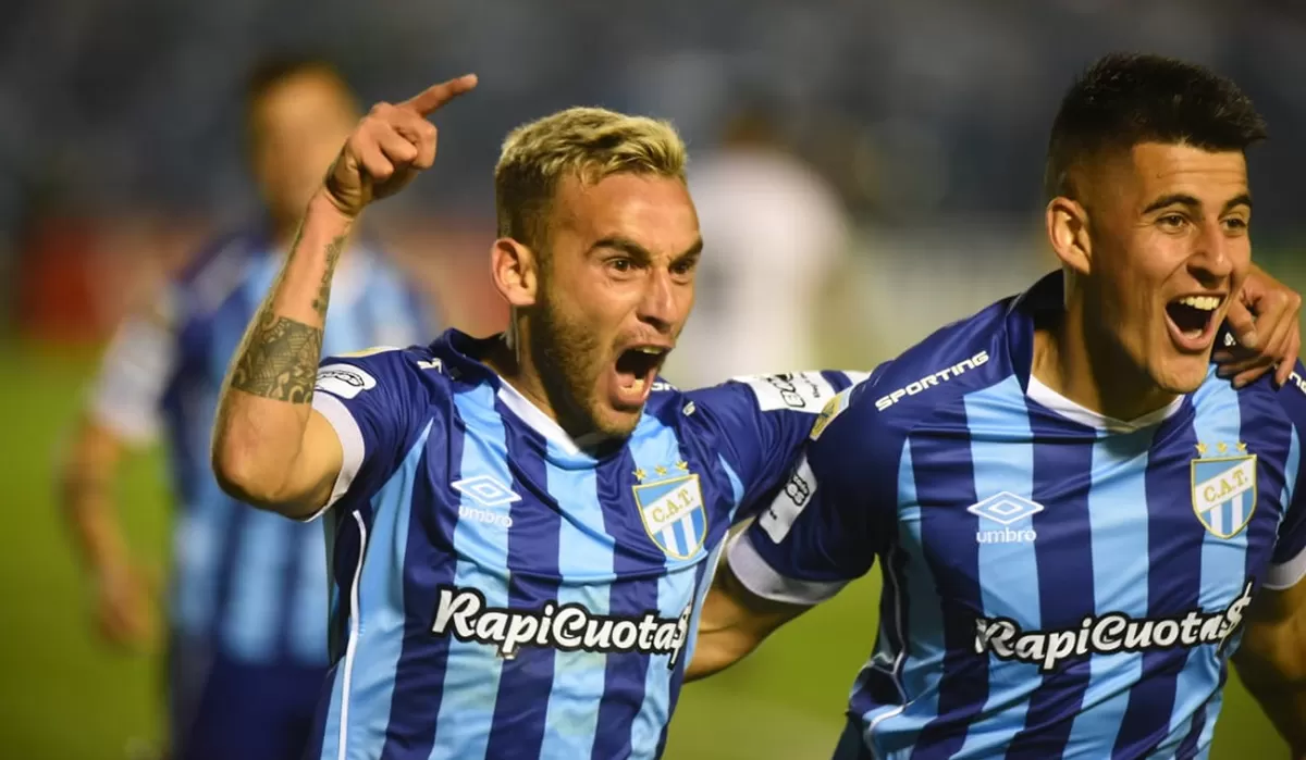 GOLAZO. Con un frentazo de pique al suelo, Renzo Tesuri puso a Atlético 1 a 0 contra Central Córdoba.